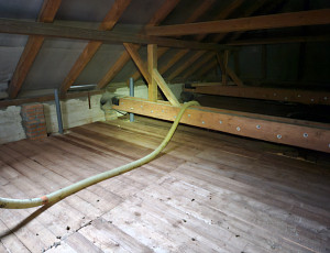 Zateplení stropu rodinného domu pomocí foukané izolace